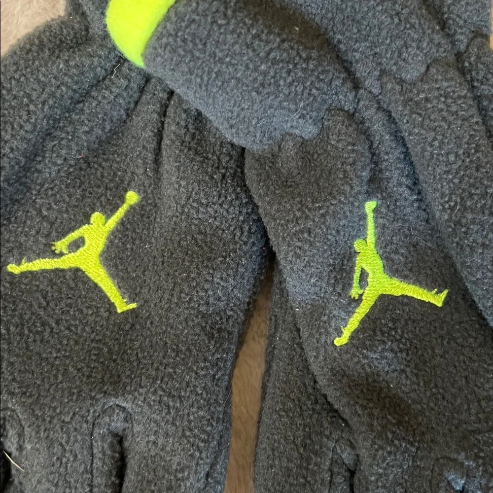 Jordan Kids Fleece Gloves with Neon Accents Size Youth